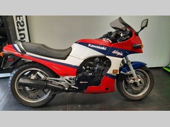 KAWASAKI GPZ 900 R