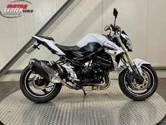 SUZUKI GSR 750