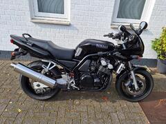 YAMAHA FZS 600 FAZER