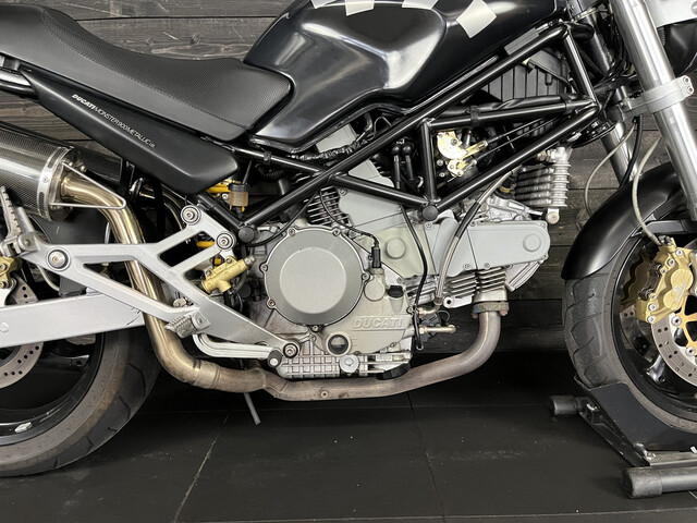 ducati - m-900-monster